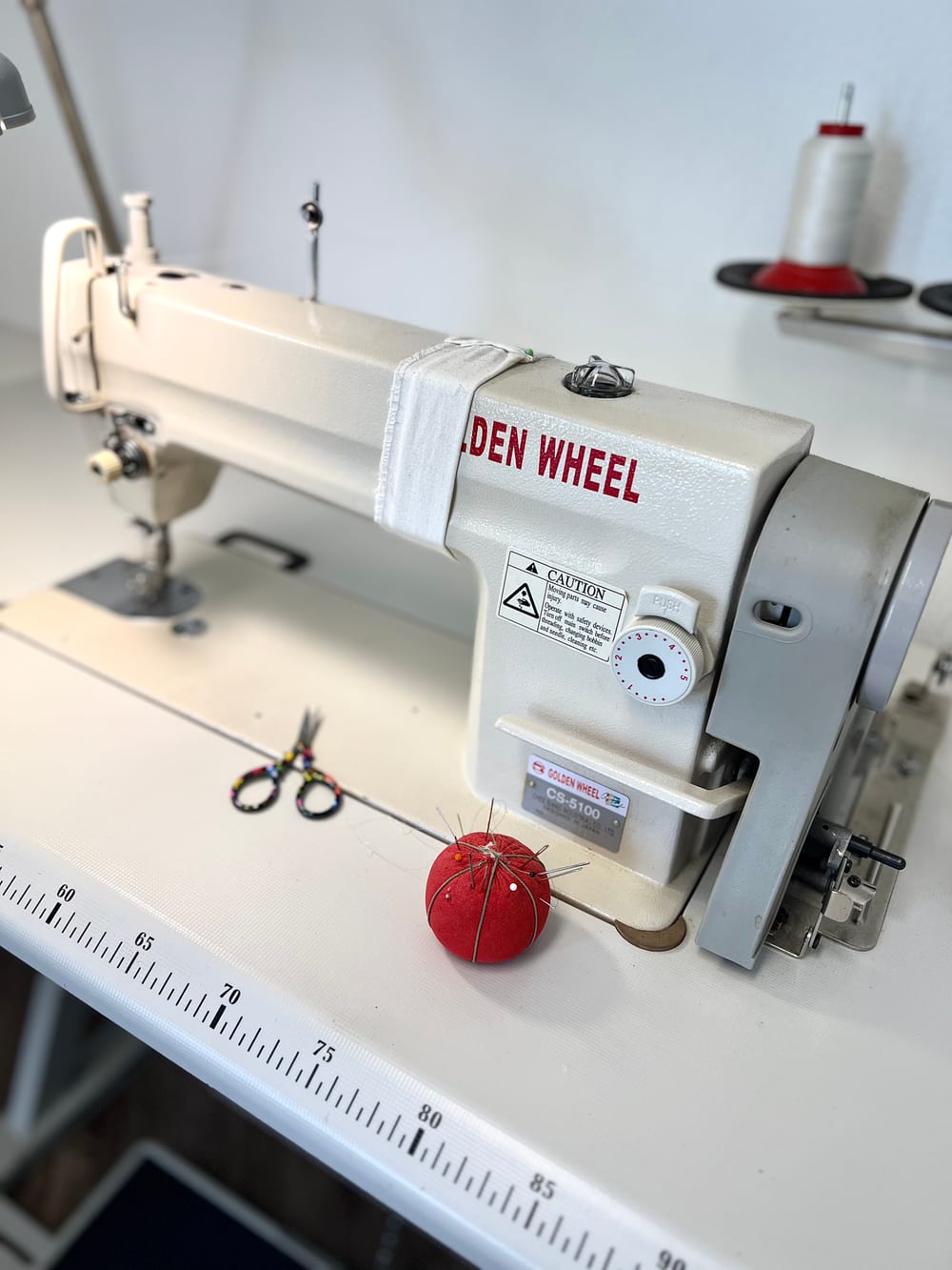 Industrienähmaschine im Atelier von OLESJA