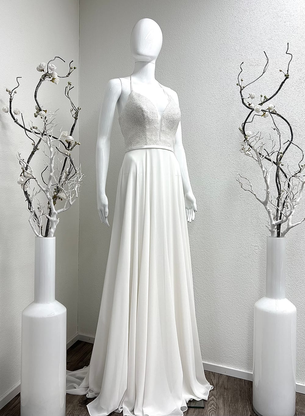 Brautkleid mit Spitzenoberteil auf der Schneiderpuppe