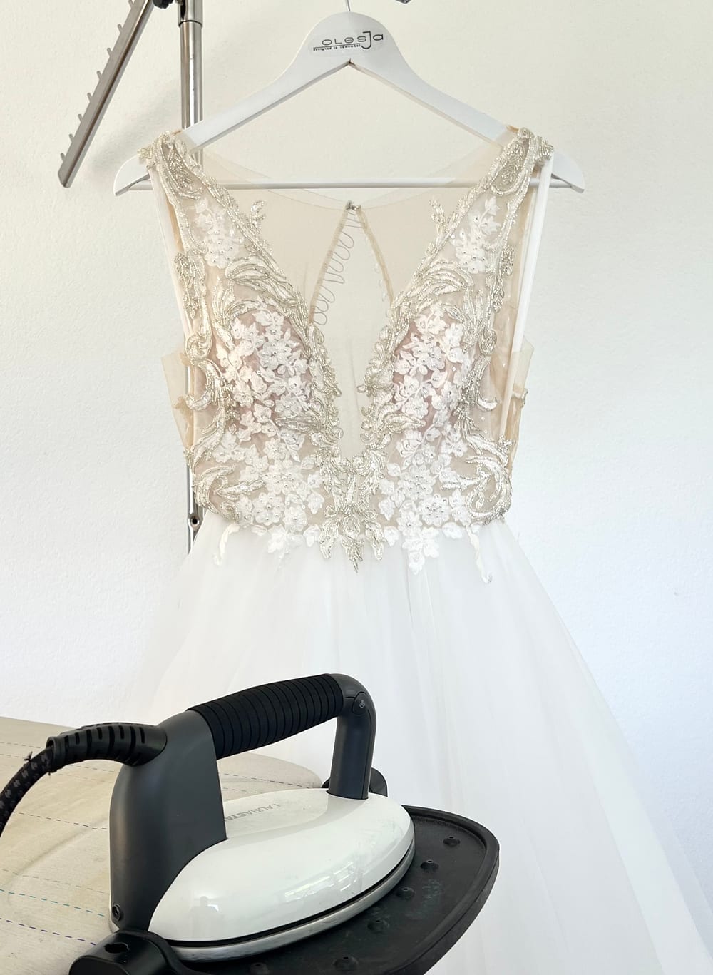 Brautkleid wird vor dem Versand professionell gebügelt
