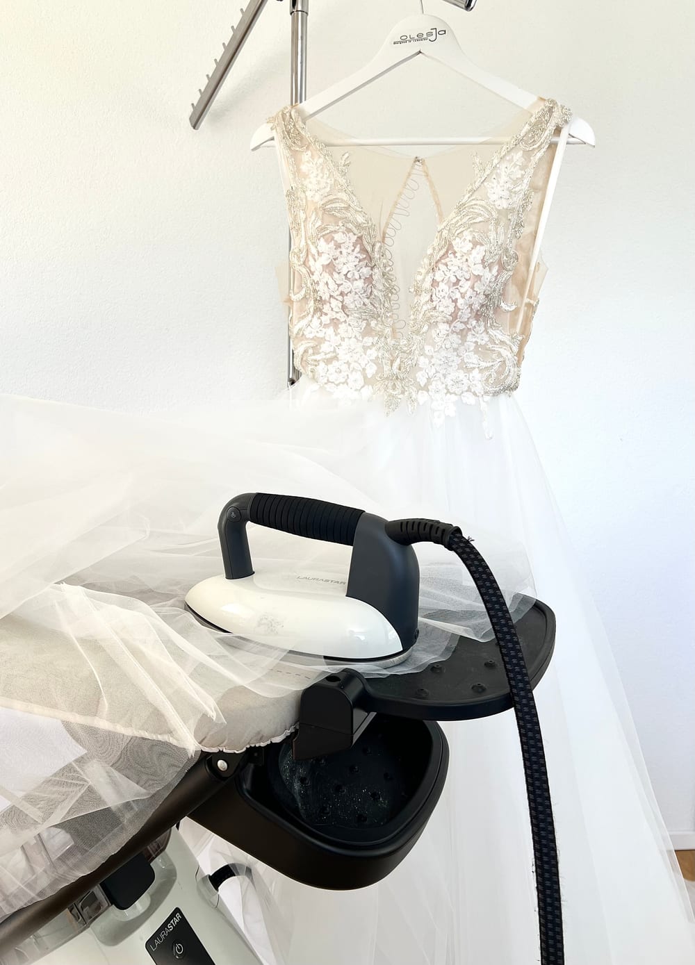 Brautkleid und Dampfbügelstation im Atelier