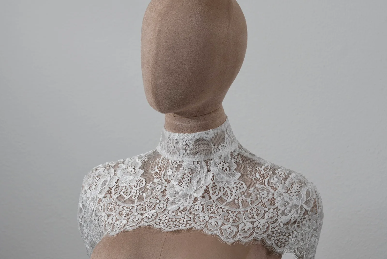 Elegantes Spitzencape in Ivory aus weicher elastischer Spitze für Brautkleider mit offenem Dekolleté