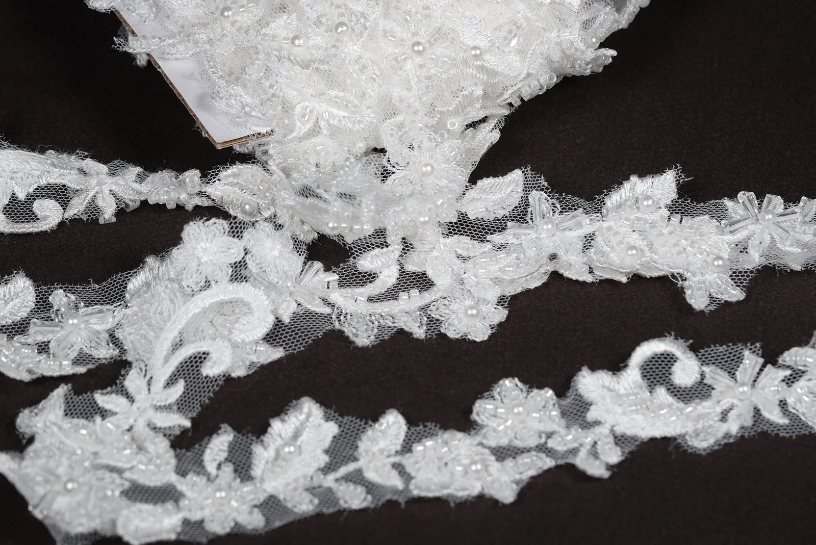 Bestickte Spitzenbordüre in Ivory mit Perlen, Glasperlen, Glasstäbchen und Rocailles, 3,6 cm breit als Meterware für Brautkleider und festliche Mode