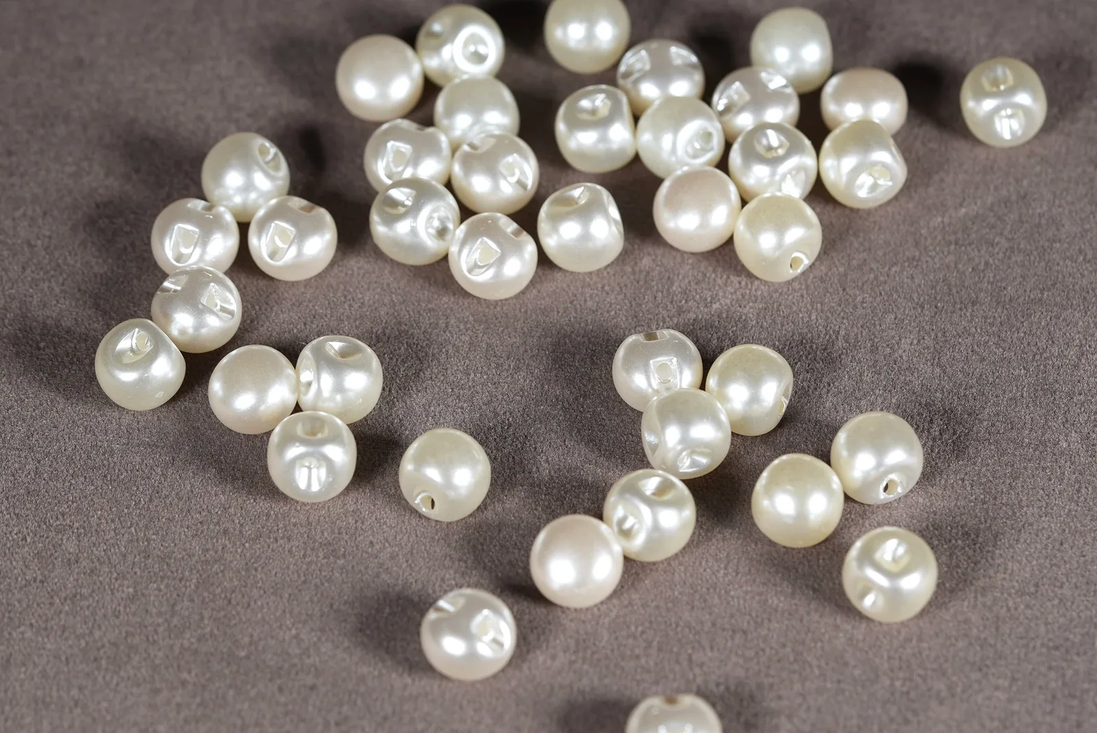 Perlenknöpfe 9 mm in Ivory mit hochwertiger Perlenoptik – Set mit 10 Stück für Brautmode, Kommunion und Nähprojekte.