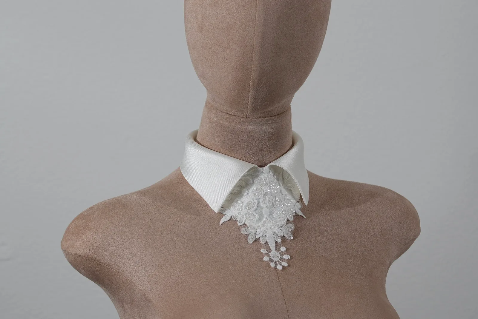 Abnehmbarer Designer-Kragen aus Mikado mit Spitzenapplikation und feinen Pailletten in Ivory
