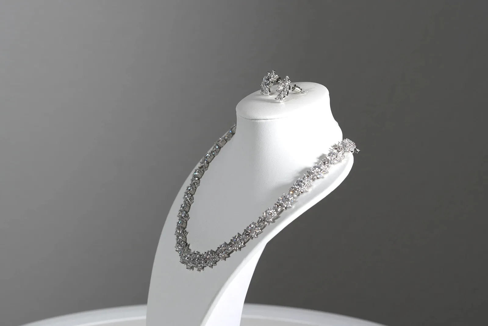 OlesJa Crystal Blossom Schmuckset in Silber mit funkelnder Kristall-Halskette im floralen Design und passenden Ohrsteckern.