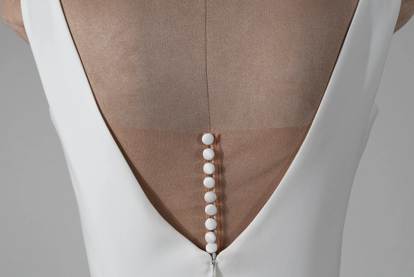 Transparente Rückenblende aus Soft-Tüll in Hautfarbe mit Satin- oder Kristallknöpfen für Brautkleider, Abendkleider und Korsagen von OlesJA.