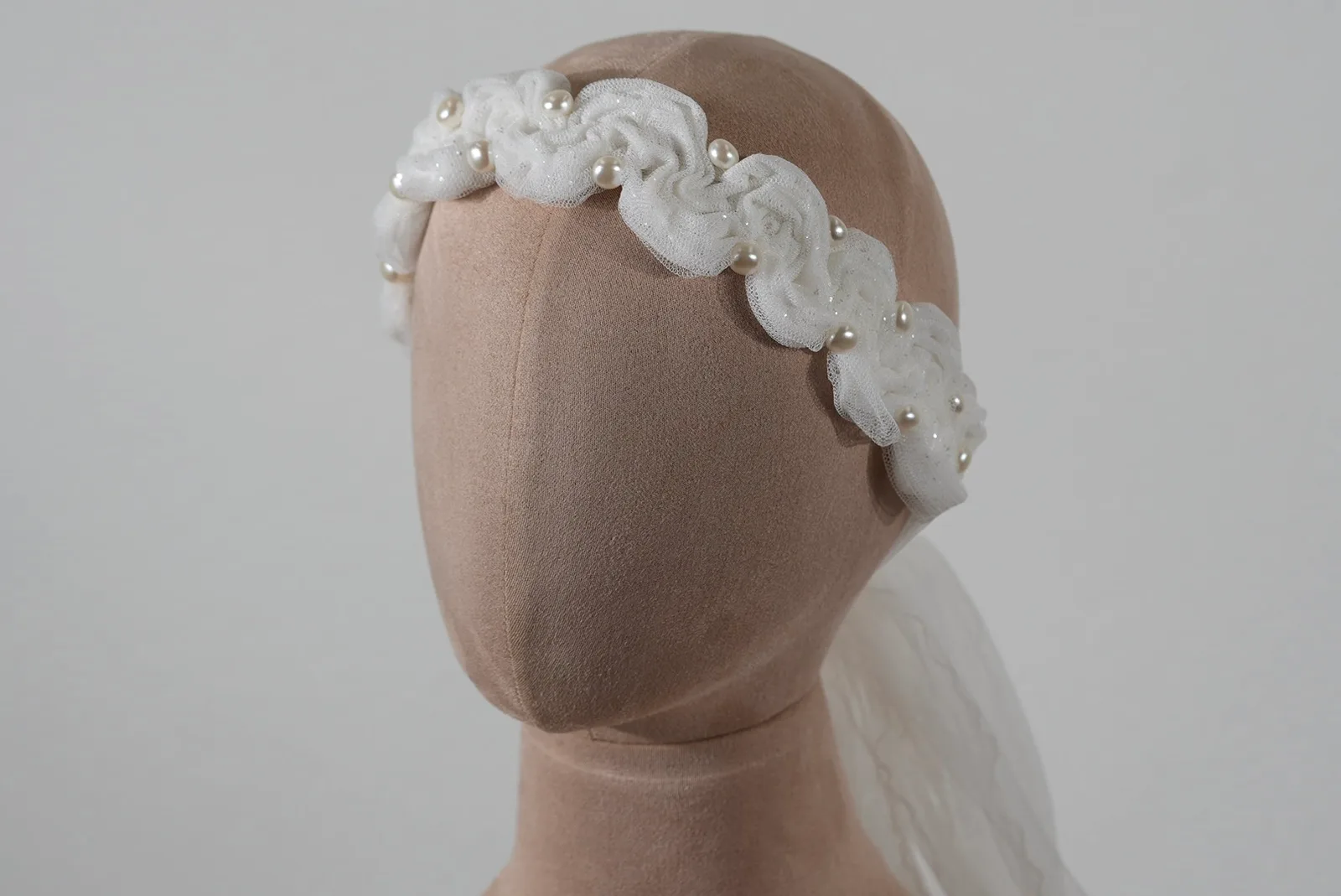 Braut Haarband aus weichem Glitzertüll mit Perlen – handgefertigt von OlesJa, auch als Schleier-Alternative tragbar