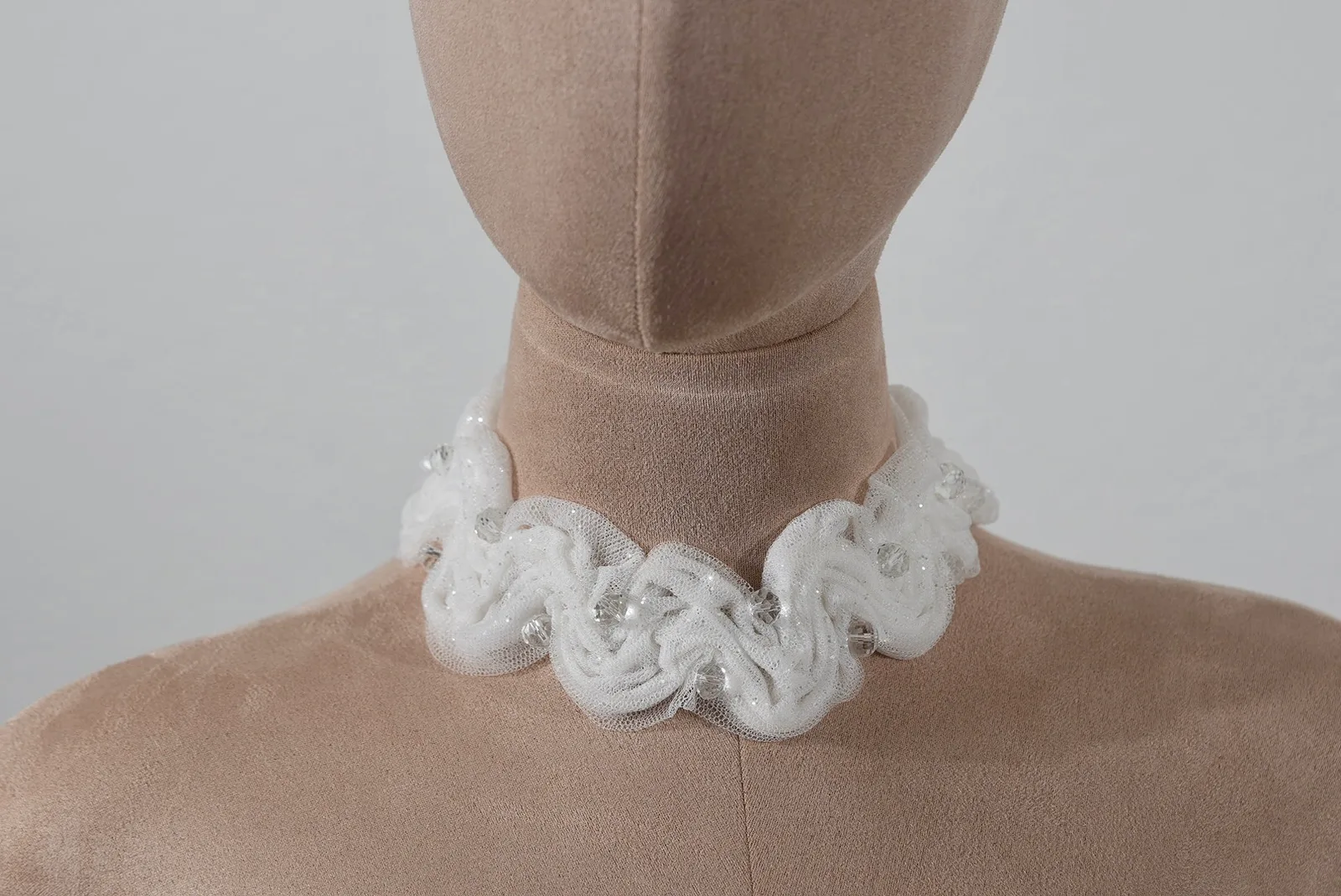 Braut Halsband aus weichem Glitzertüll mit hochwertigen Glasperlen – handgefertigt von OlesJa