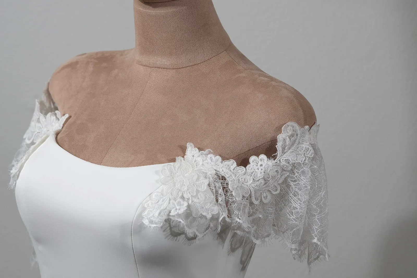 Carmen-Träger „Soft Romance“ von OlesJa aus matter Spitze in Ivory für Brautkleider, Abendkleider und Corsagen