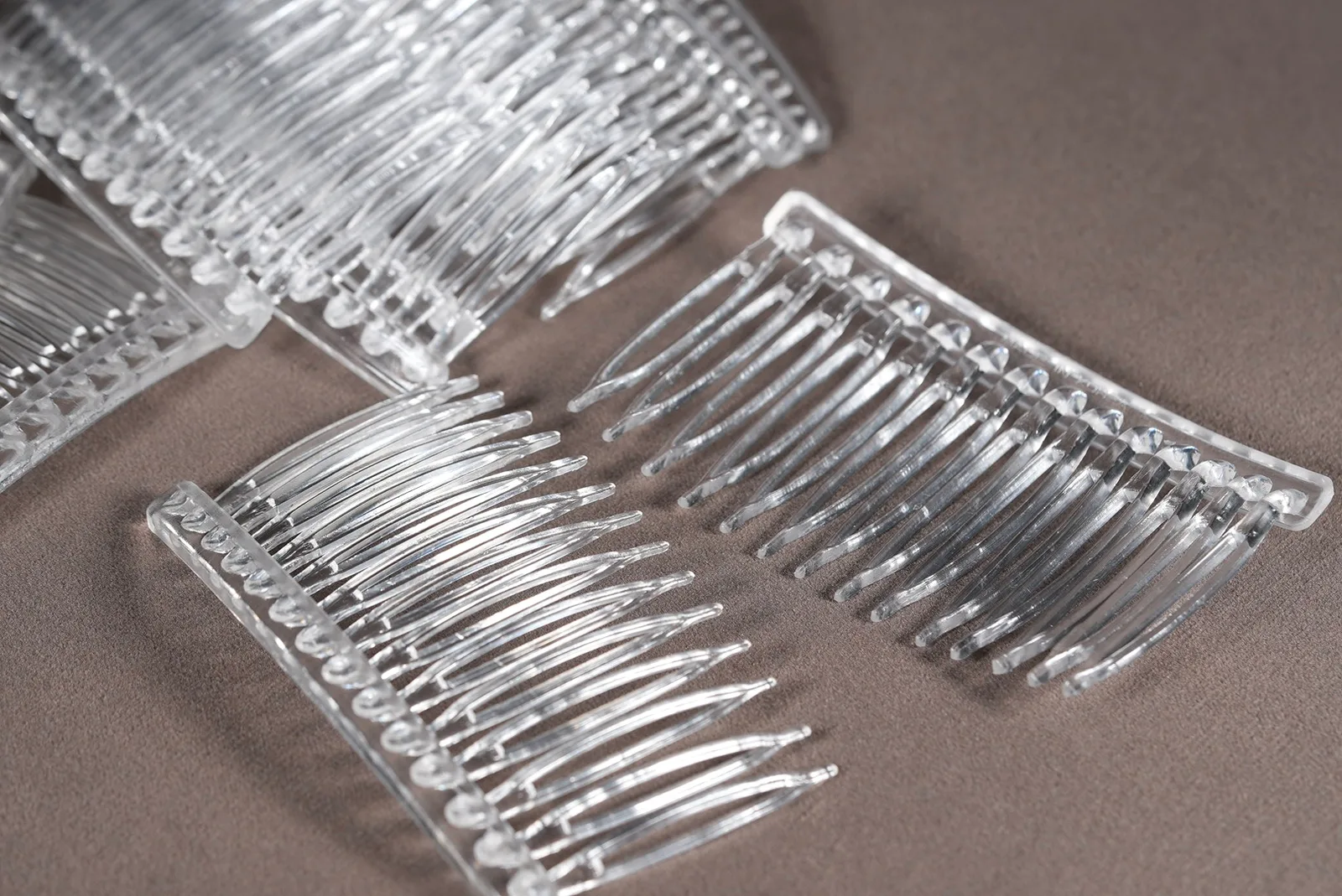 Transparenter Schleierkamm aus Kunststoff 7,7 × 4,4 cm zum Annähen von Brautschleiern und Haarschmuck.