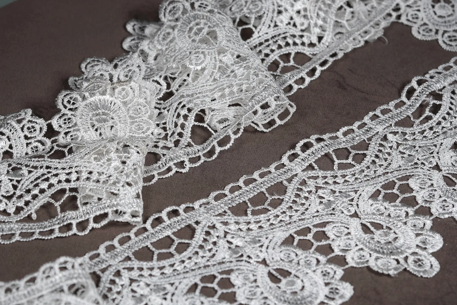 Vintage Spitzenbordüre in Ivory mit leicht glänzender Stickerei, 9,7 cm breit als Meterware für Brautkleider, Schleier und festliche Näharbeiten