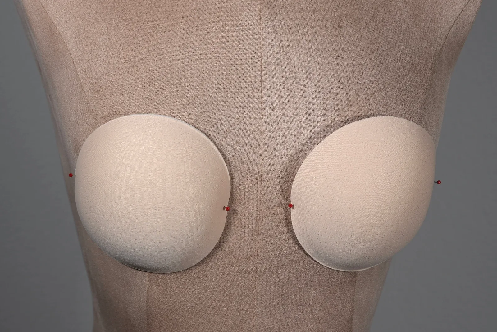 OlesJa BH-Cups Rund A/B in Hautfarbe mit leichter Polsterung zum Einnähen – weiche, atmungsaktive BH-Einlagen für Brautkleider, Tops und Blusen.