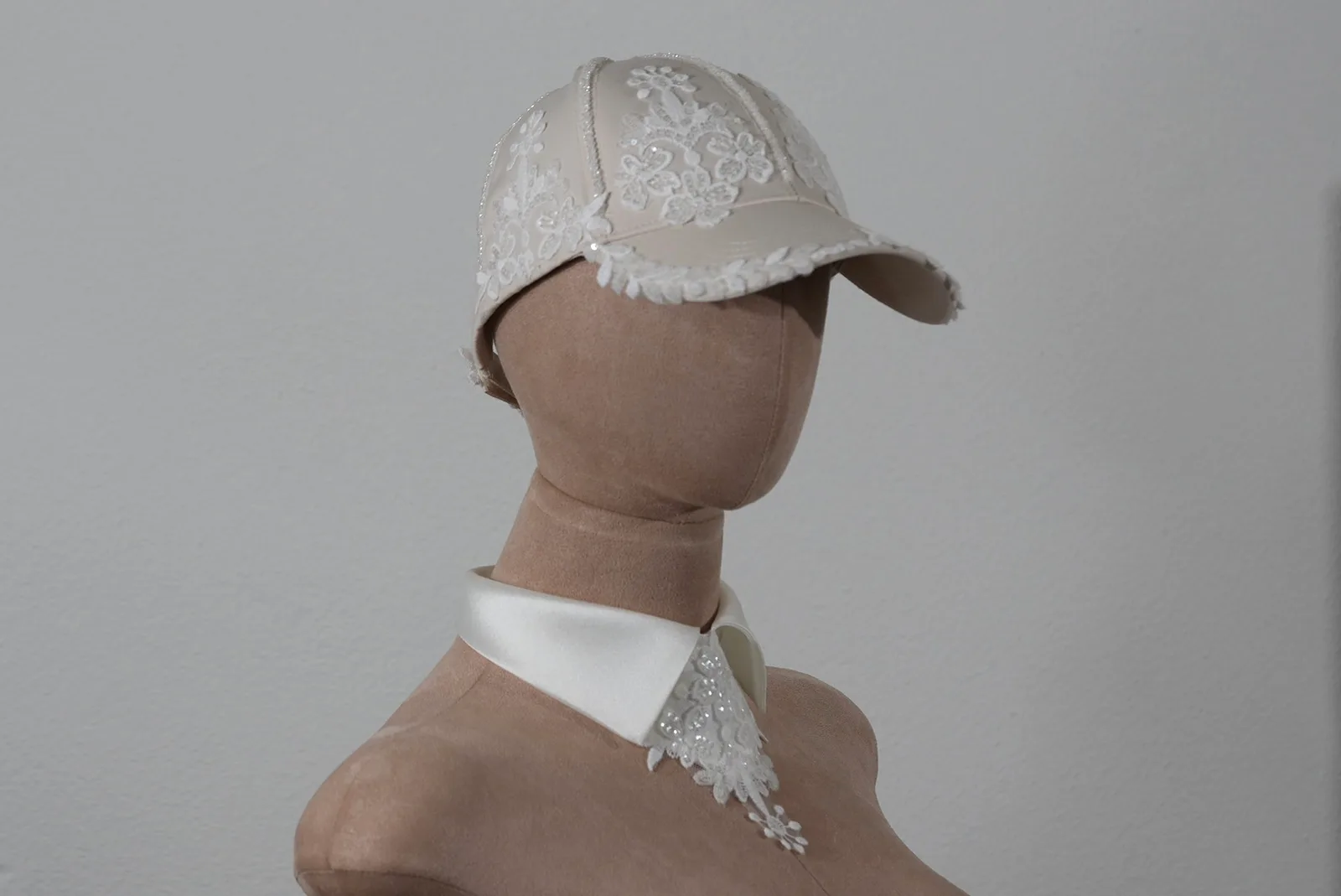 Designer-Set aus Braut-Cap und Mikado-Kragen mit passender Spitzenapplikation von OlesJa