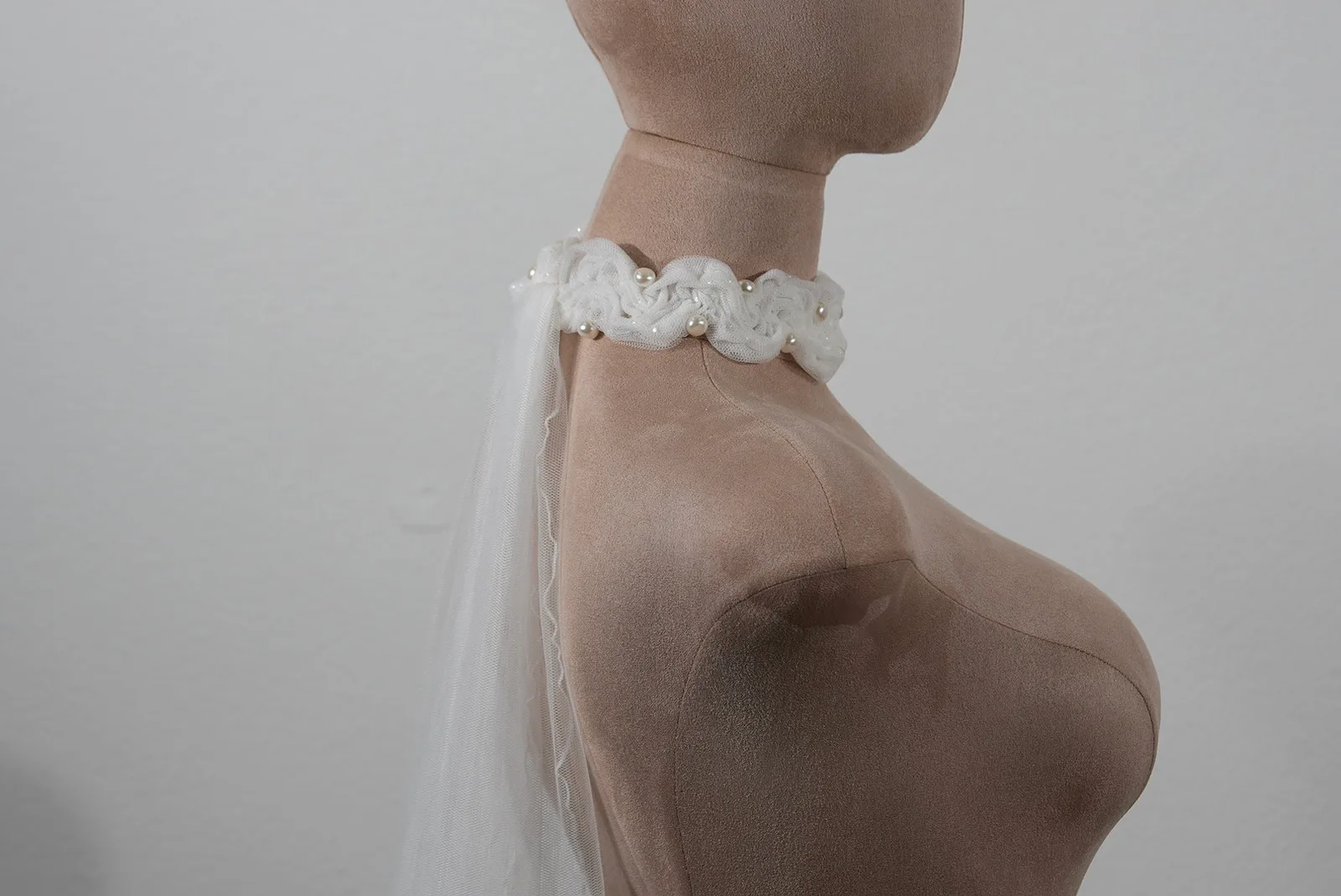 Braut Halsband aus weichem Glitzertüll mit hochwertigen Kunstperlen – handgefertigt von OlesJa