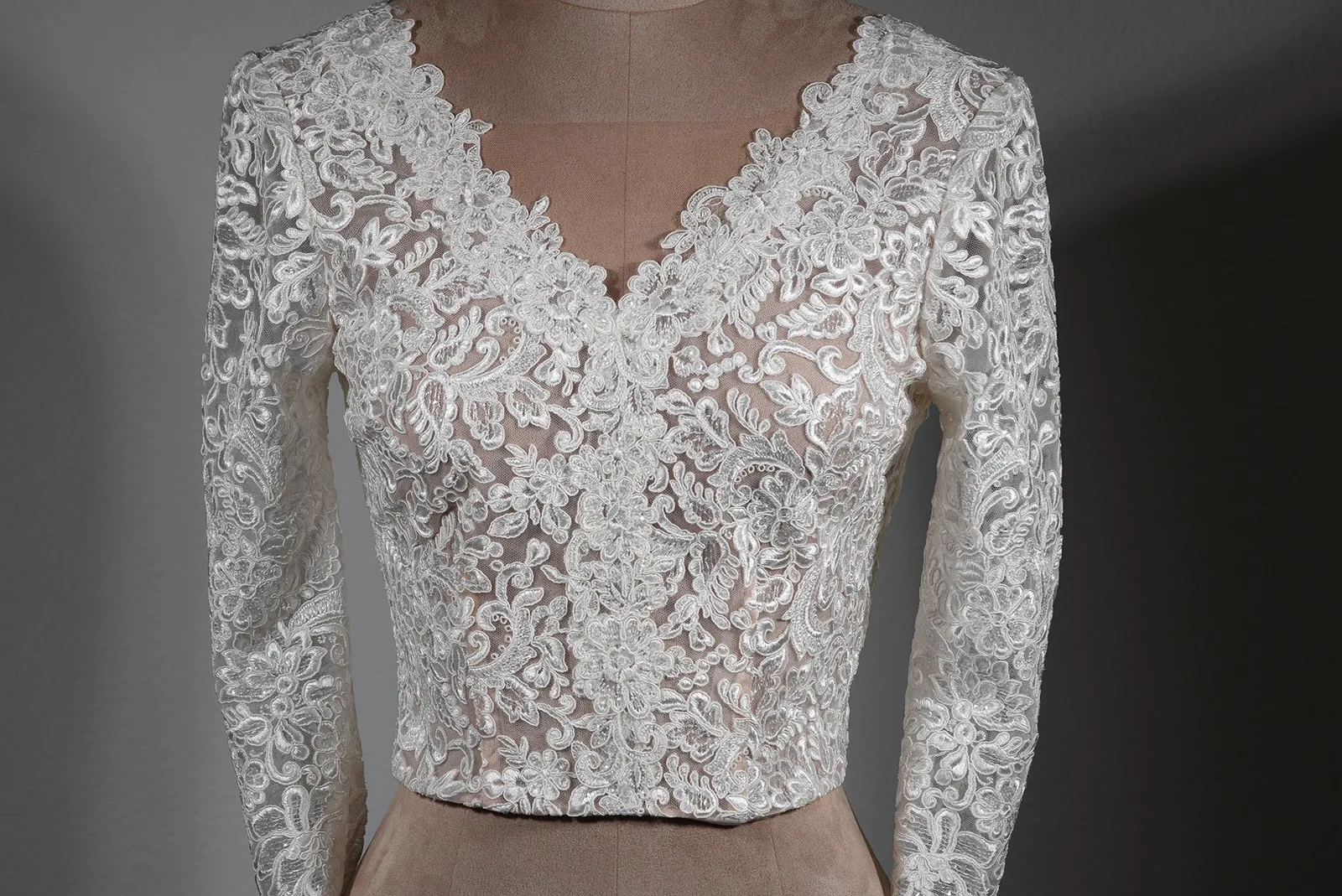 Brauttop Classic von OlesJa in Champagner mit 3/4-Ärmeln, hochwertiger Spitze mit dezent schimmernden Pailletten, geschlossener Rückenpartie mit Perlen-Imitationsknöpfen und weichem Soft-Tüll – elegantes Brautoberteil für Brautröcke und Abendmode.