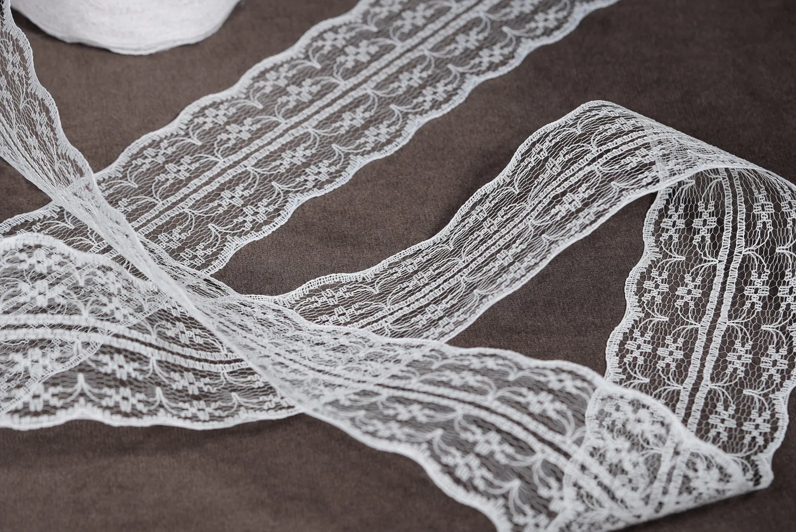 Feine weiße Spitzenbordüre 4,5 cm breit aus Polyester als Meterware für Brautkleider, Kommunionkleidung und Näharbeiten.