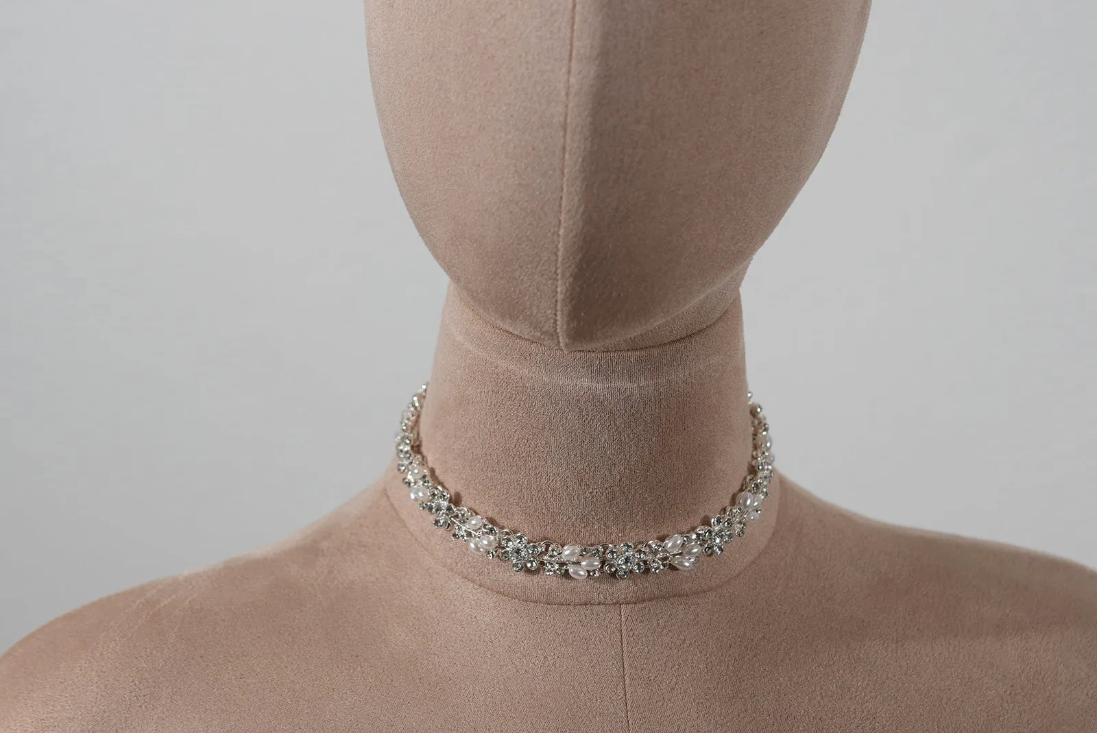 Elegantes Braut Halsband mit Strasssteinen und Perlen für Hochzeiten