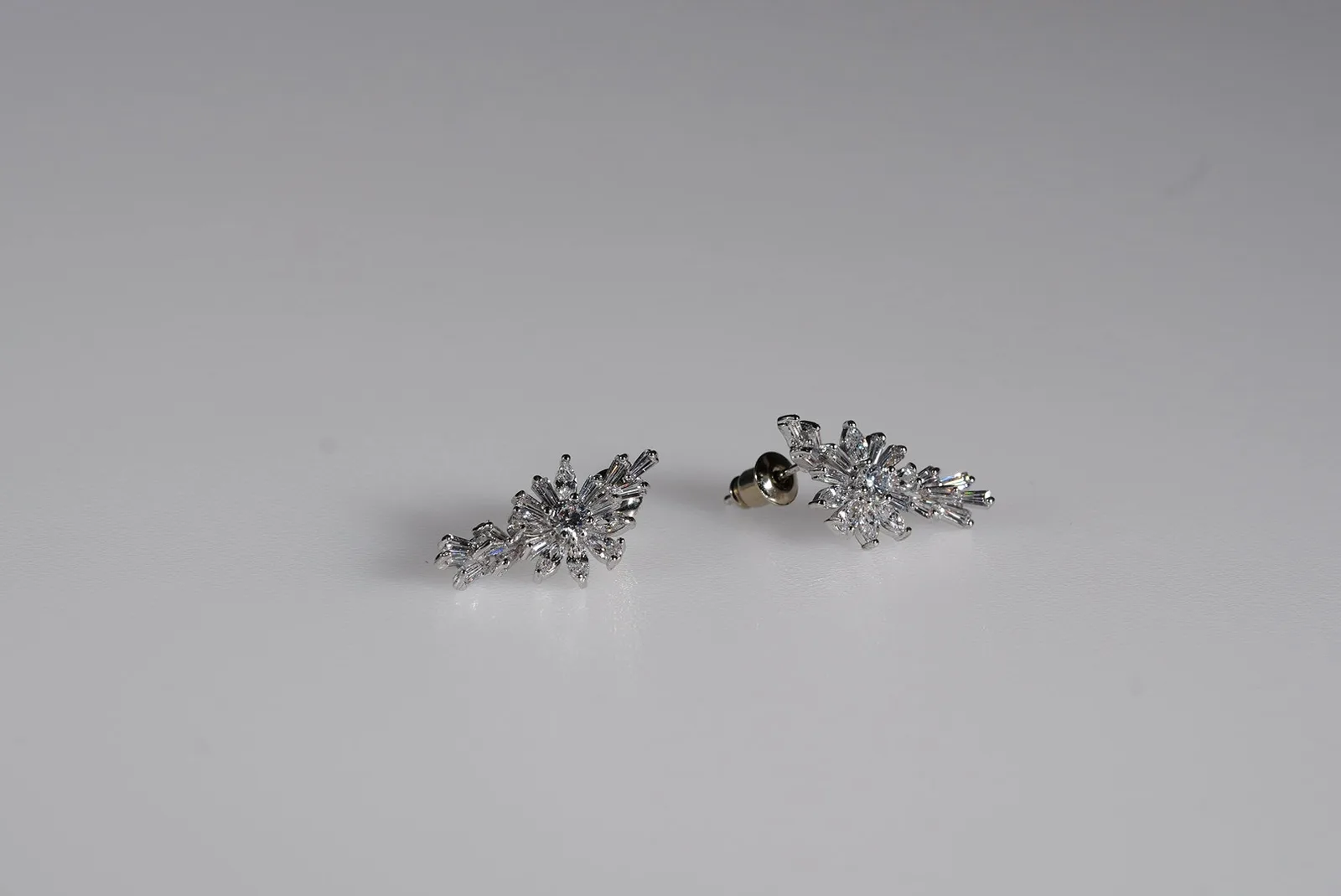 OlesJa Ohrstecker „Crystal Bloom“ mit funkelnden Glaskristallen im floralen Design aus silberfarbenem Qualitätsmetall.