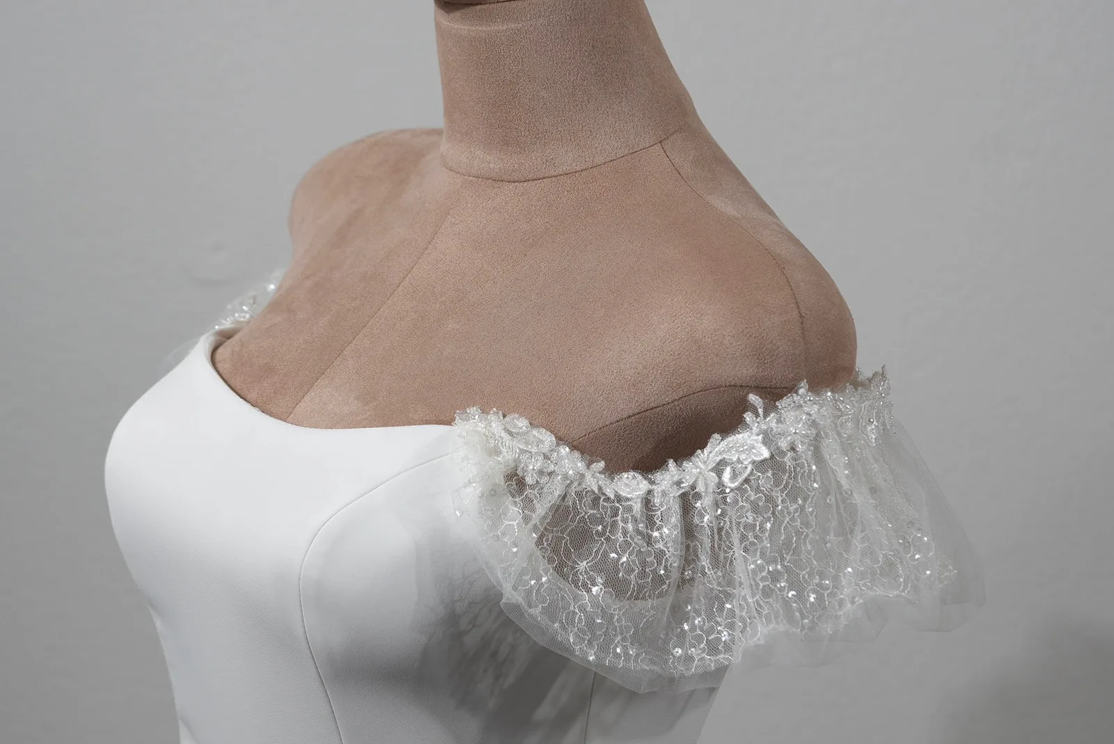 Carmen-Träger „Glitter Pearl“ von OlesJa aus Ivory-Tüll mit Spitzenbordüre, Glasperlen, Glasstäbchen und Kunstperlen für Braut- und Abendkleider