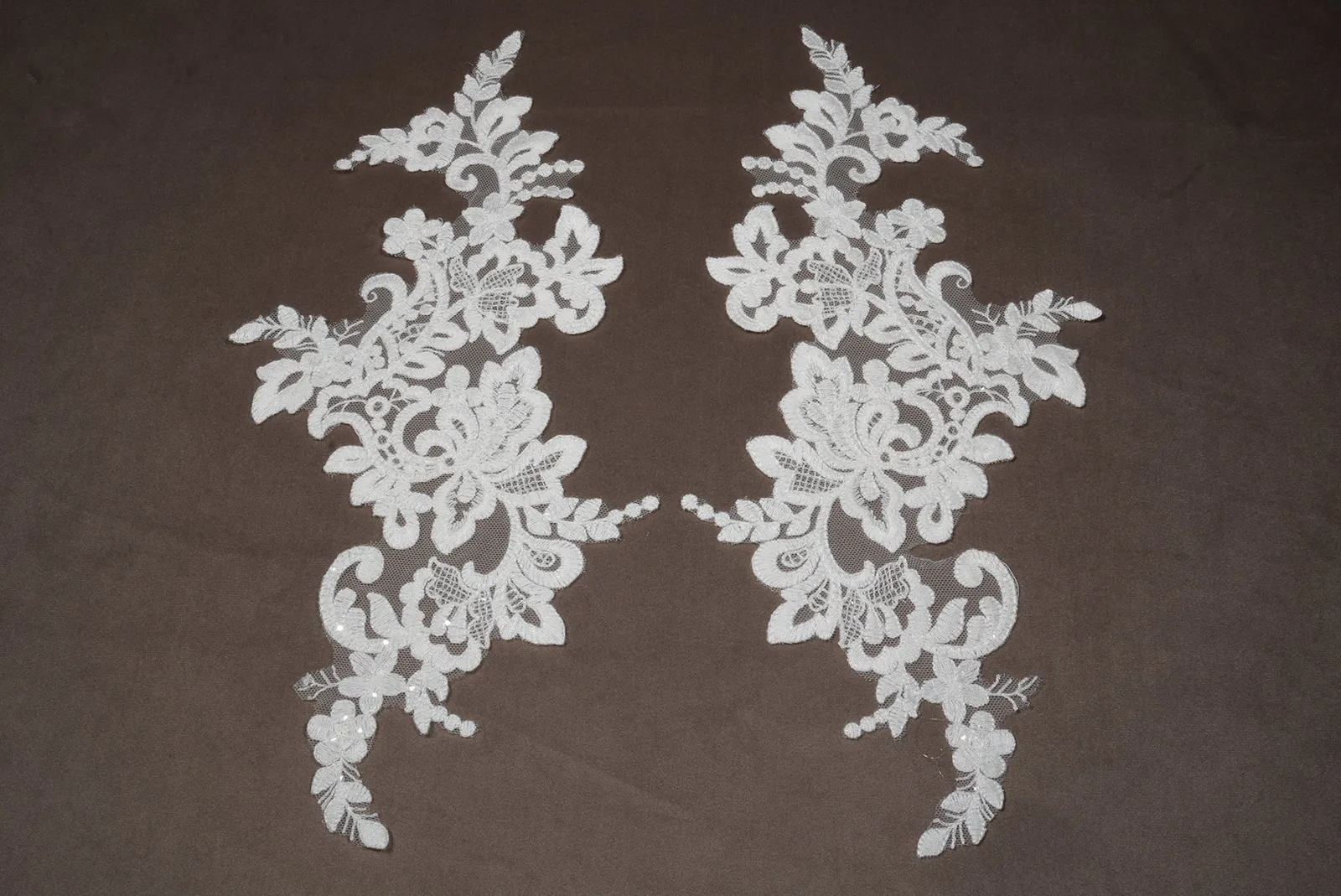 Spitzenapplikation 35 × 17 cm – Ivory Paar