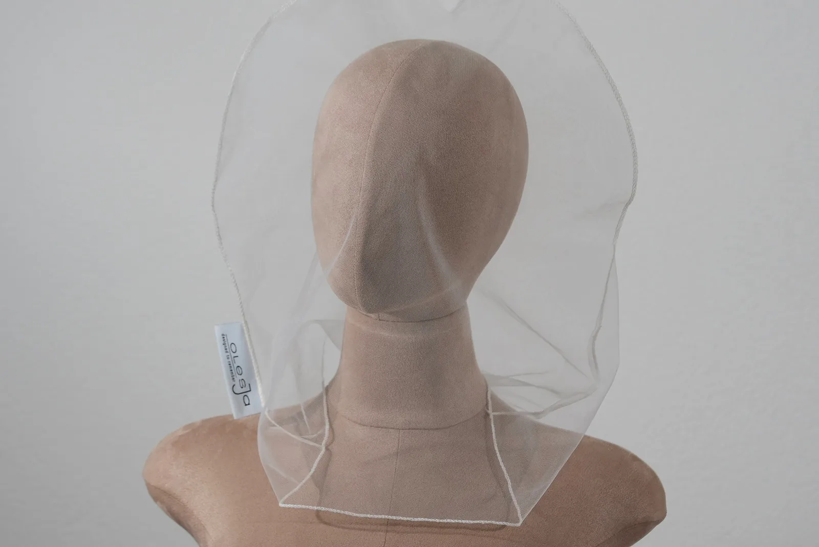 Makeup Guard aus weichem Ivory-Tüll als Make-up-Schutzhaube für Brautkleider und Abendmode. Praktischer Frisuren-, Haar- und Kleidungsschutz beim Ankleiden