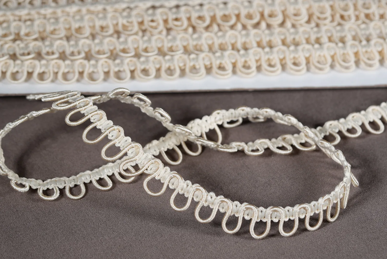 Gummischlingenleiste in Hautfarbe als Meterware mit elastischen Knopfschlaufen für Brautkleider, Abendmode, Korsagen und Näharbeiten.