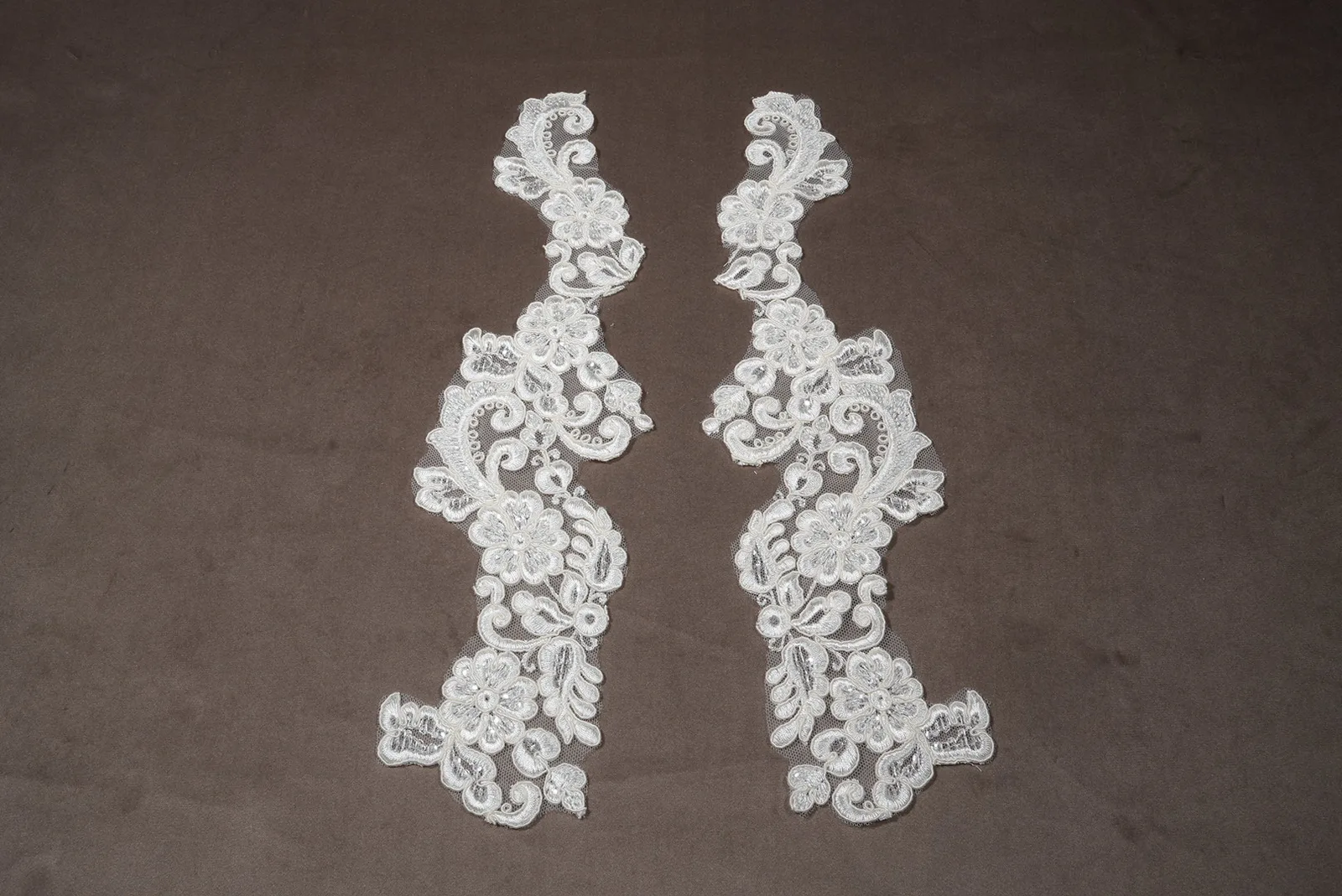 Spitzenapplikation 32 × 8 cm in Champagner als symmetrisches Paar mit feinem seidigem Schimmer und transparenten Pailletten zum Annähen.