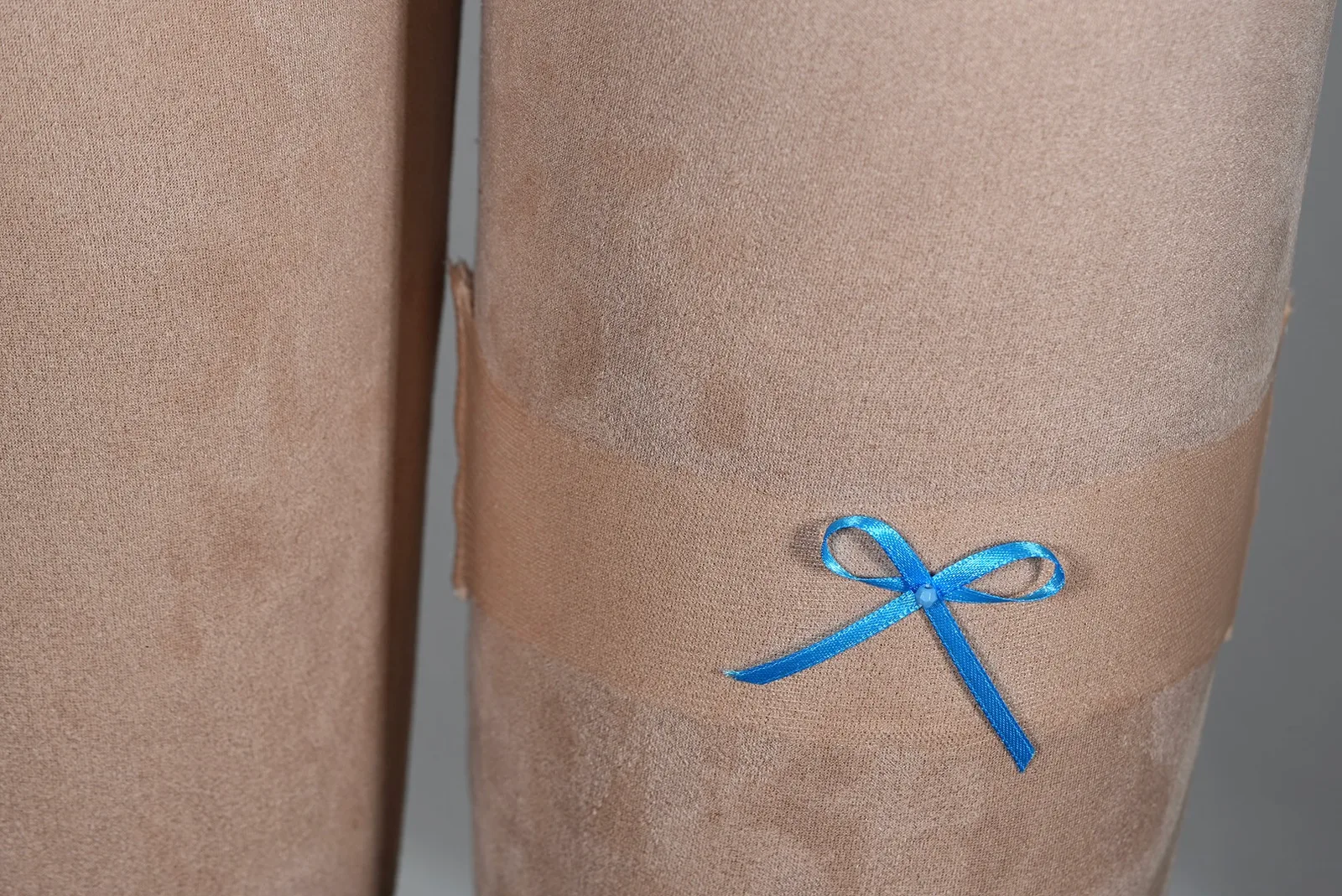 OlesJa Braut-Strumpfband aus hautfarbenem Soft-Tüll mit blauer Satinschleife und weichen Korsagenstäbchen – elastisch und nahezu unsichtbar auf der Haut