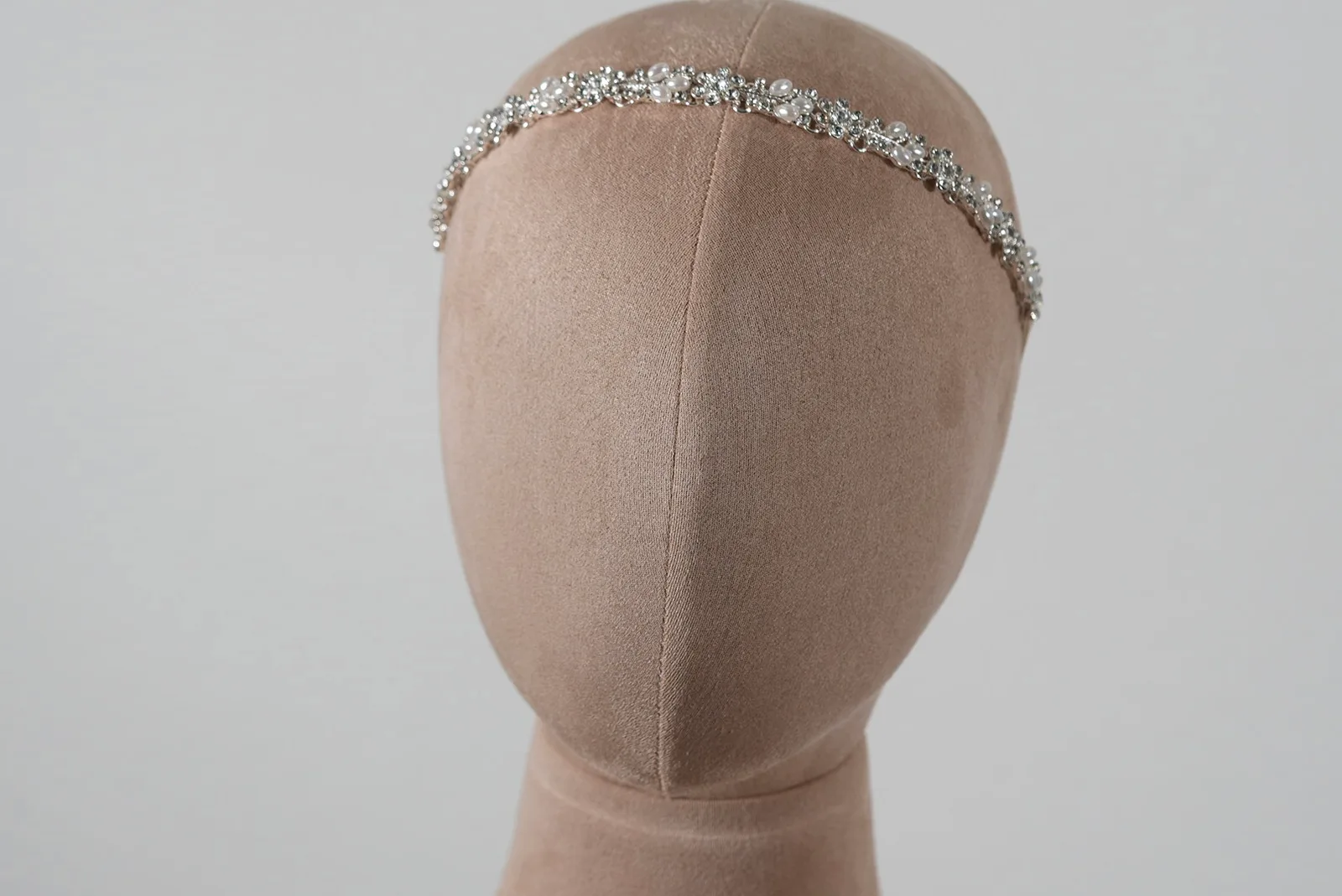 Elegantes Braut Haarband mit Strasssteinen und Perlen für Hochzeitsfrisuren