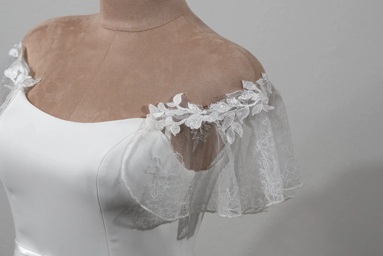 Carmen-Träger „Pure Grace“ von OlesJa aus fließender Spitze in Ivory für Brautkleider, Abendkleider und Corsagen.