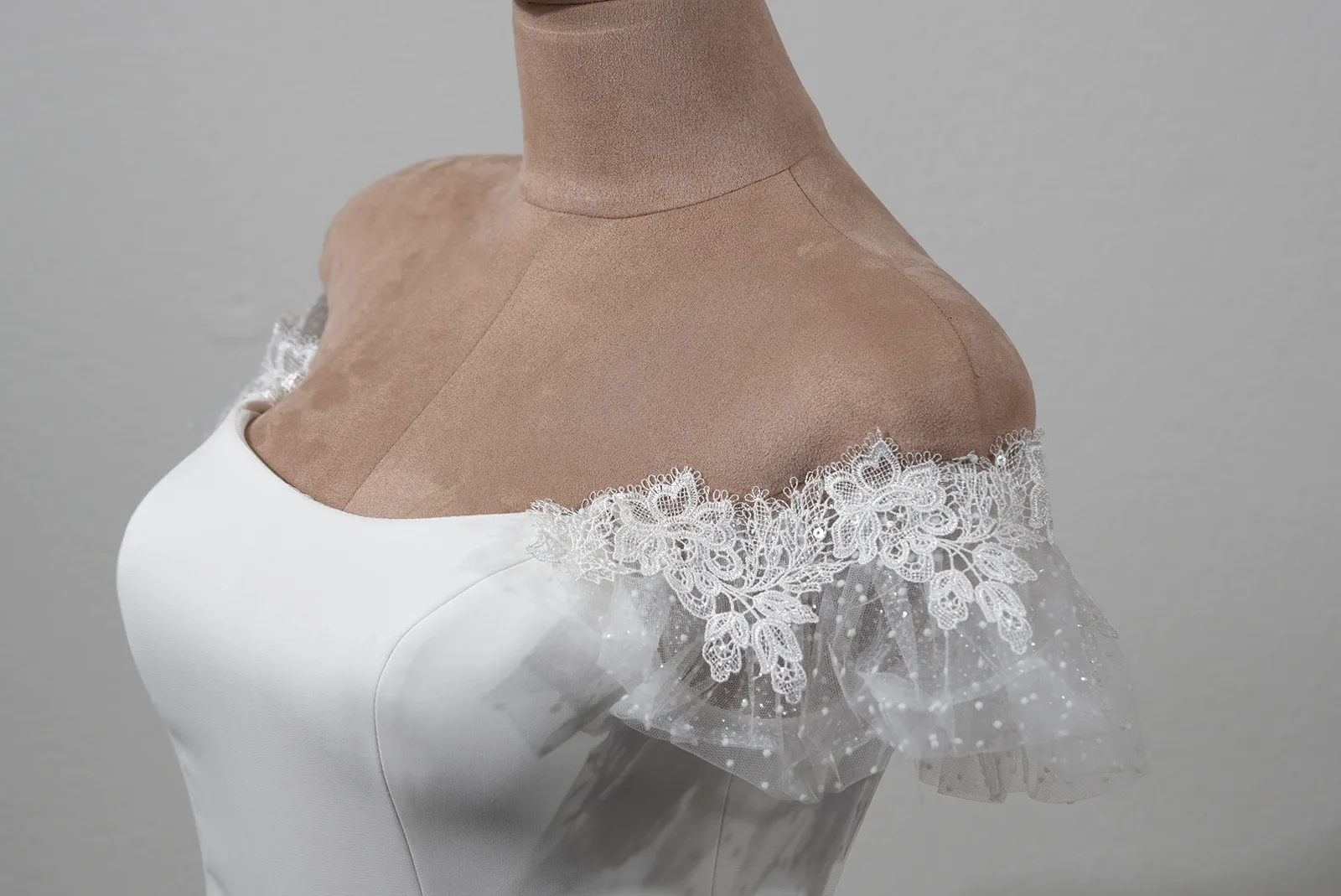 Carmen-Träger „Vintage Spark“ von OlesJa aus Ivory-Tüll mit samtigen Punkten, Vintage-Spitzenbordüre und feinen Pailletten für Braut- und Abendkleider