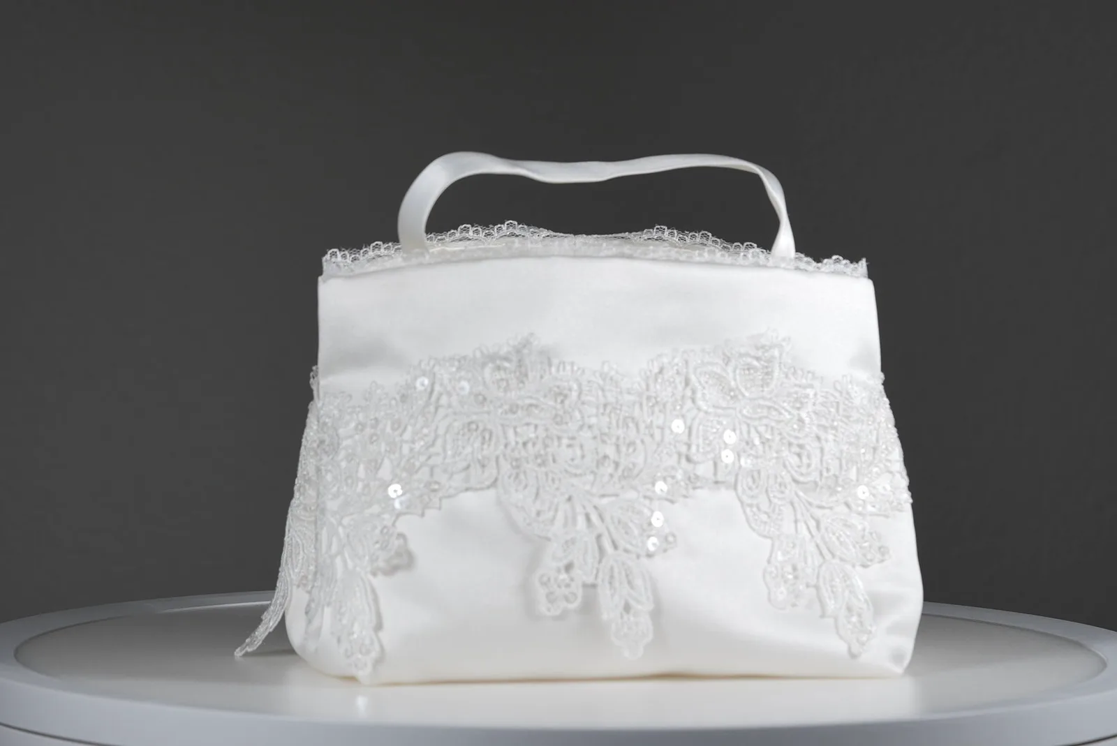 Handgefertigte OlesJa Brauttasche aus Satin in Ivory mit Vintage-Spitze, feinen Pailletten und kurzem Tragegriff für Hochzeit und Kommunion.