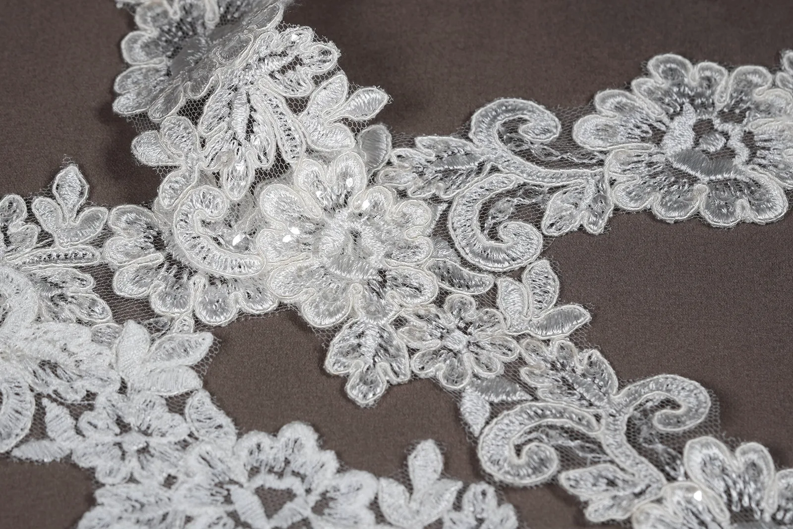Bestickte Spitzenbordüre in Champagne mit transparenten Pailletten, 5,2 cm breit als Meterware für Brautkleider, Schleier und festliche Nähprojekte
