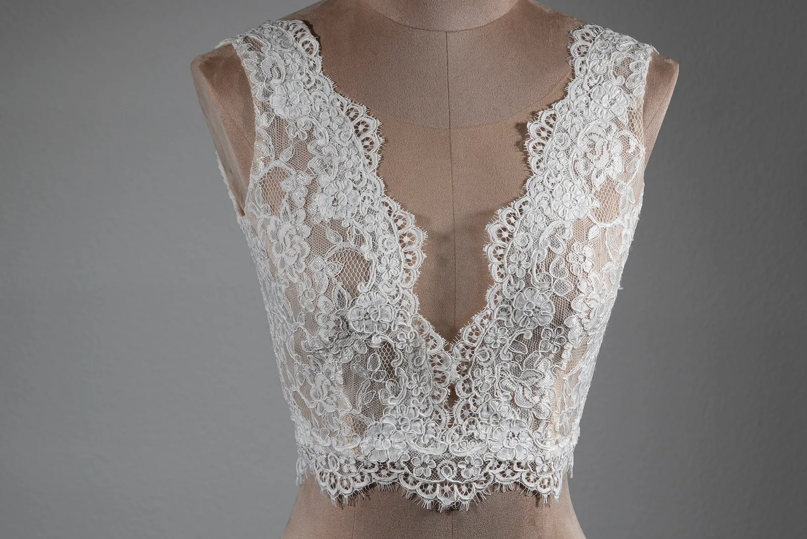 Brauttop „Luna Deep“ von OlesJa aus weicher Spitze in Ivory mit tiefem V-Ausschnitt vorne und hinten, Soft-Tüll und eleganter Knopfleiste.