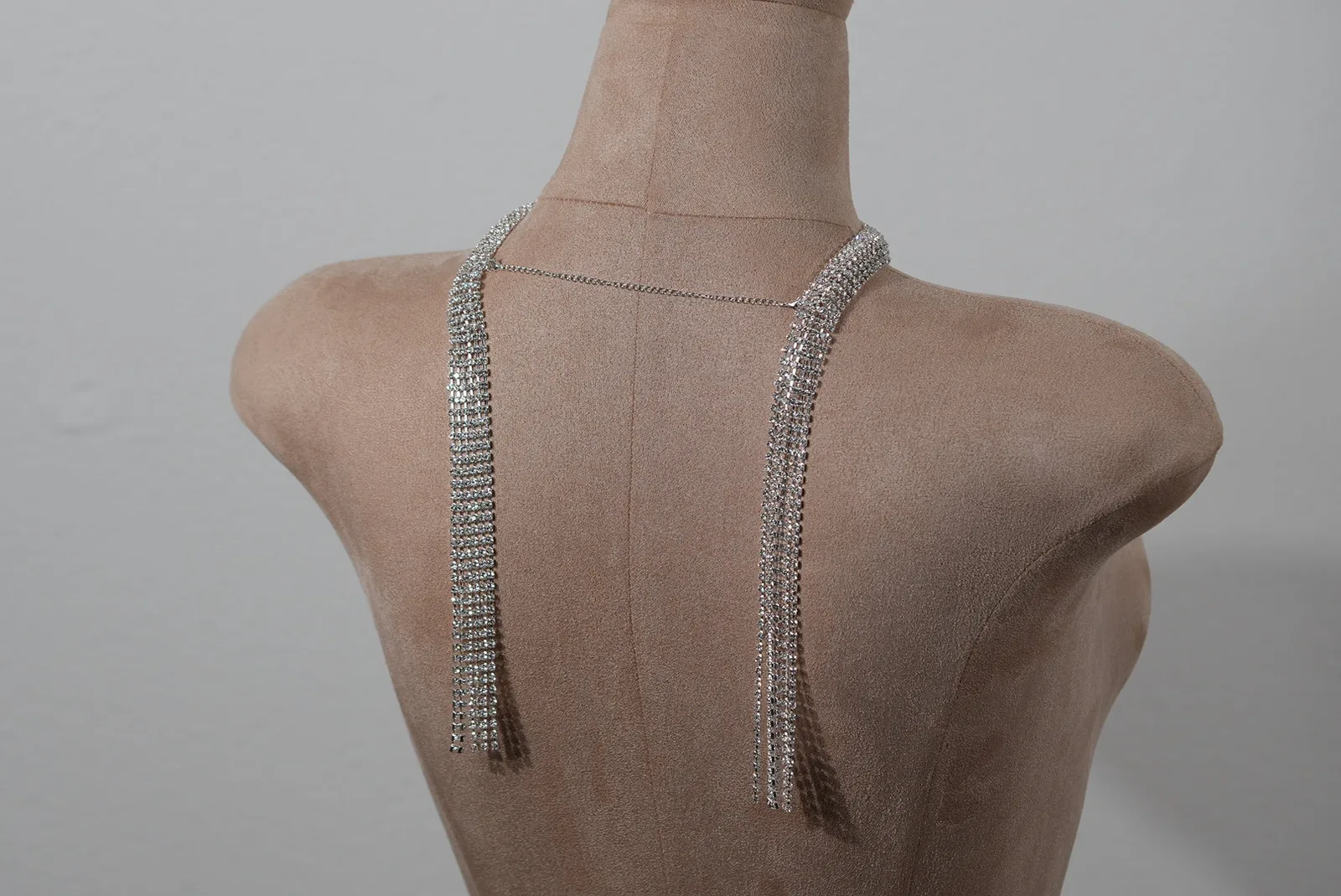 Braut Rückenkette mit feinen Strasssteinen für Brautkleider mit tiefem Rückenausschnitt