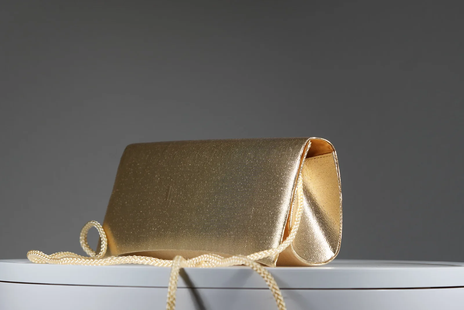 Emmerling Gold Glam Clutch in schimmerndem Gold mit Magnetverschluss und abnehmbarer Schulterkordel