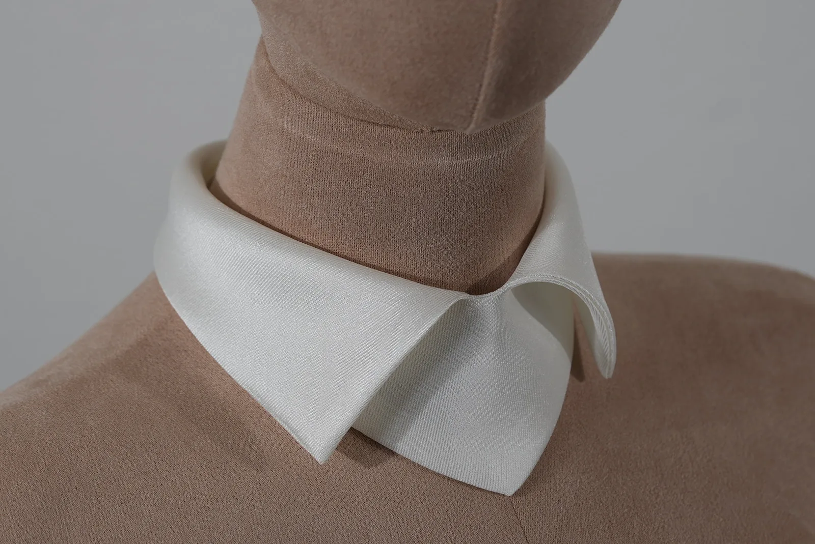 Abnehmbarer Designer-Kragen aus Mikadostoff in Ivory mit grössenverstellbarem Druckknopfverschluss